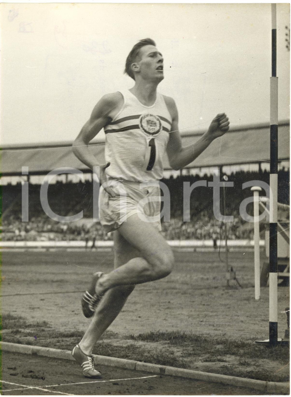 1953 LONDON White City Stadium - Roger BANNISTER - GB v France Athletic Meeting Fotografia d'epoca con didascalia coeva al verso. CONDIZIONI: POOR (varie sovraimpressioni; piccolo strappo al margine destro; lievi tracce di inchiostro; vari graffi e difetti di stampa) FORMATO: 15x20 cm     originale e autentica 1