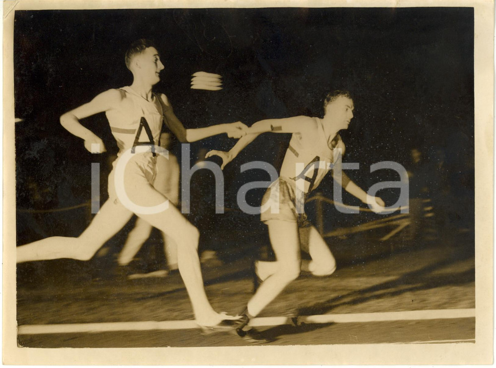1953 LONDON WHITE CITY STADIUM Gordon PIRIE Bill NANKEVILLE world record 4x1500 Fotografia d'epoca con didascalia coeva al verso.L'immagine &egrave; stata scattata in occasione del Floodlight Meeting durante la gara contro Svezia e Germania.  CONDIZIONI: POOR (lievi sovraimpressioni; piccola piegatura dell'angolo superiore sinistro; minima ondulatura del margine inferiore; aloni diffusi) FORMATO: 20x15 cm     originale e autentica 1