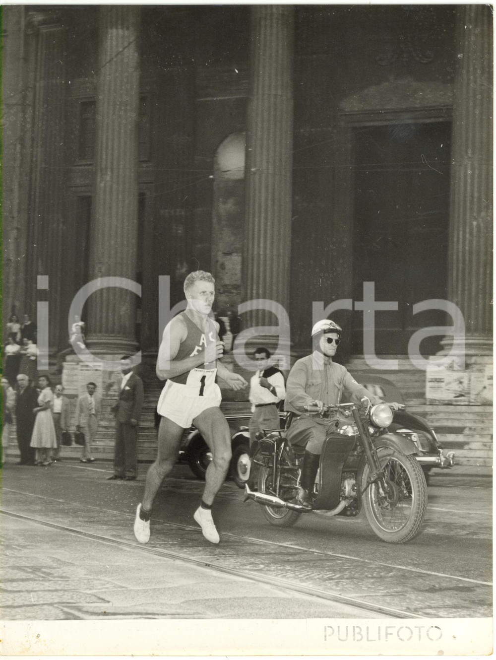 1953 GENOVA PIAZZA DELL'ANNUNZIATA - Atleta NICOT corre la COPPA D'ORO MAIRANO