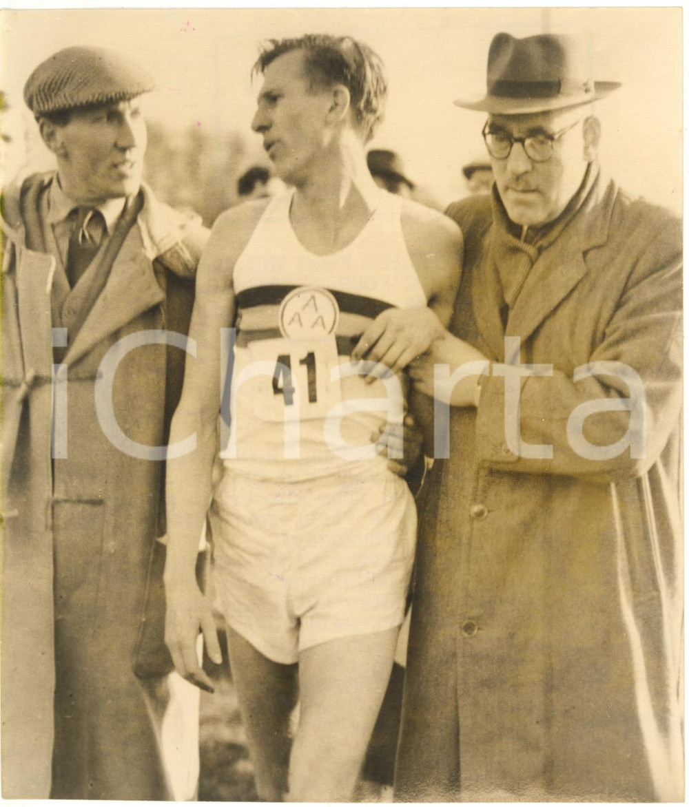1954 ATHLETICS OXFORD Roger BANNISTER after running the four-minute miles *Photo