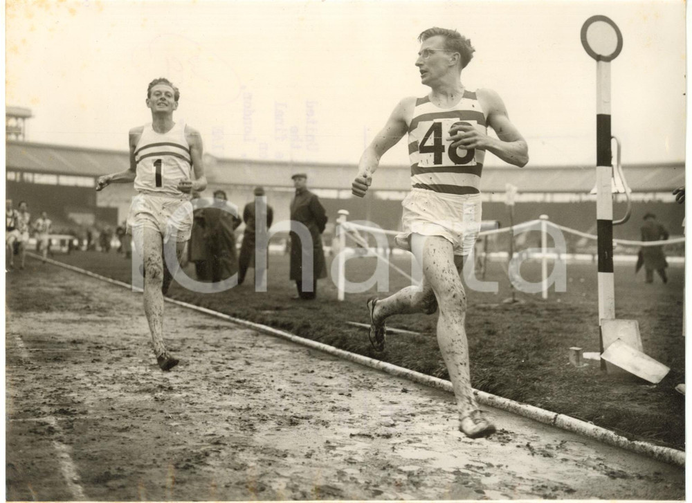 1955 LONDON White City Stadium - Ken WOOD and Brian HEWSON running the One Mile  Fotografia d'epoca con didascalia coeva al verso.L'immagine &egrave; stata scattata in occasione dei Amateurs Athletic Association Championships.  CONDIZIONI: FAIR (varie sovraimpressioni; lieve ondulatura al margine sinistro; piccoli aloni ai margini) FORMATO: 20x15 cm     originale e autentica 1