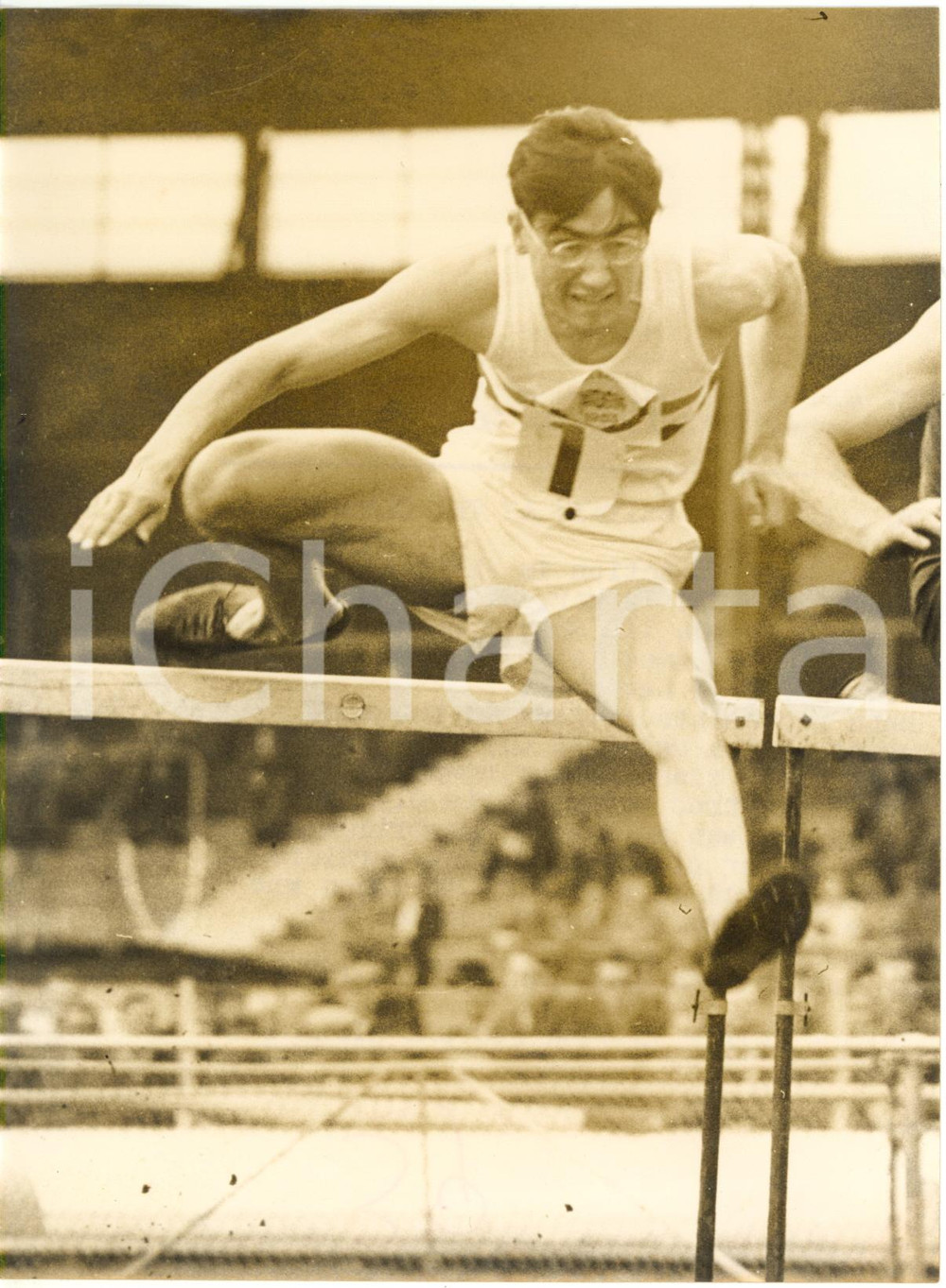 1956 ATHLETICS GREAT BRITAIN Peter HILDRETH at 1953 GB v France Athletic Meeting Fotografia d'epoca con didascalia coeva al verso, datata 1956 ma ristampa di una foto nel 1953. CONDIZIONI: FAIR (varie sovraimpressioni; lievi difetti di stampa) FORMATO: 15x20 cm     originale e autentica 1