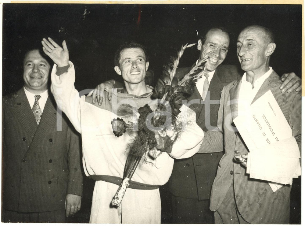 1956 ATLETICA TORINO Campo sportivo FIAT - Giacomo PEPPICELLI festeggia vittoria