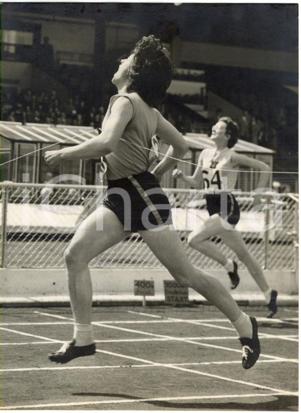 1956 ATHLETICS LONDON White City Stadium - Janet RUFF wins the 440 yards final Fotografia d'epoca con didascalia coeva al verso.L'immagine &egrave; stata scattata in occasione dei Women's Amateurs Athletic Association Championships. CONDIZIONI: FAIR (lievi sovraimpressioni) FORMATO: 15x20 cm     originale e autentica 1