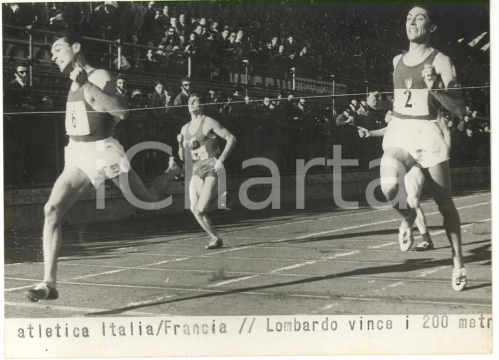 1956 ATLETICA FIRENZE Vincenzo LOMBARDO Luigi GNOCCHI al meeting Italia-Francia Fotografia d'epoca con didascalia coeva al verso. CONDIZIONI: FAIR (lievi sovraimpressioni; minimo alone al margine inferiore) FORMATO: 18x13  cm      originale e autentica 1