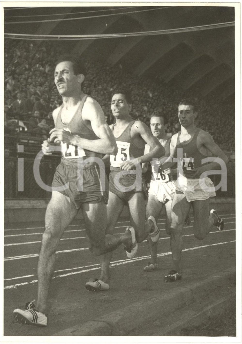 1956 ATLETICA FIRENZE - Alain MIMOUN guida 10000 metri al meeting Italia-Francia Fotografia d'epoca con didascalia coeva al verso. CONDIZIONI: FAIR (varie sovraimpressioni e aloni) FORMATO: 18x13  cm     originale e autentica 1