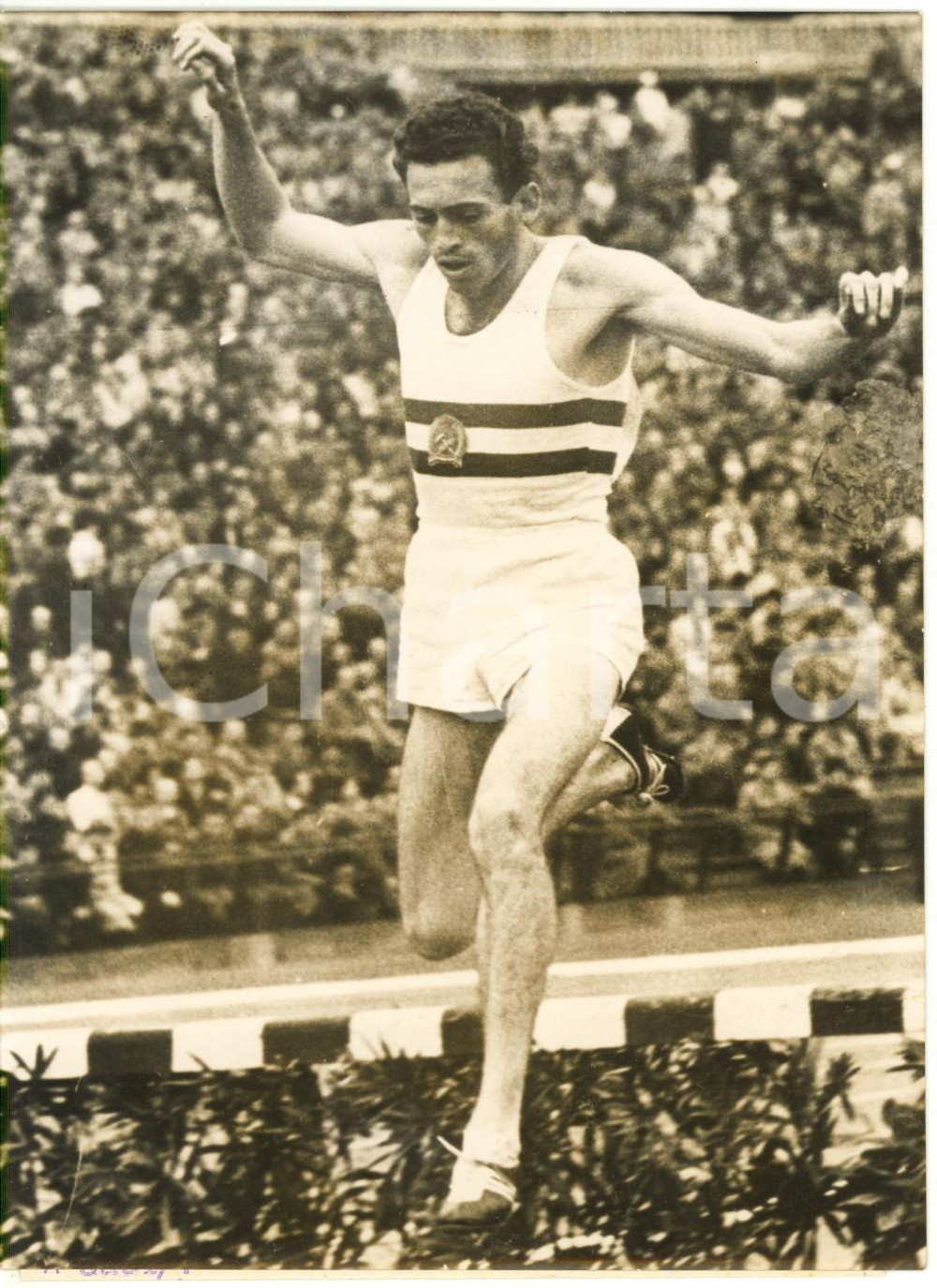 1956 ATLETICA 3000 SIEPI - SÃ¡ndor ROZSNYÃ“I durante una gara - Foto 12x16 cm Fotografia d'epoca con didascalia coeva. CONDIZIONI: G (lievi sovraimpressioni; lievi aloni) FORMATO: 12x16 cm      originale e autentica 1