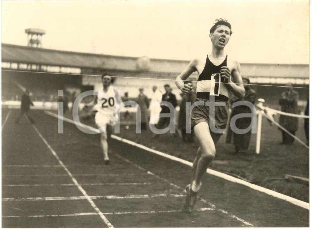 1956 ATHLETICS LONDON White City Stadium - Ken NORRIS wins the Six Miles run