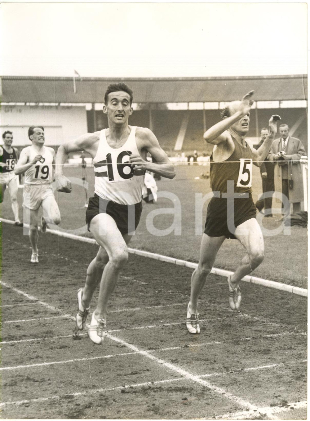 Fotografia d epoca originale 1958 LONDON White City Stadium  Gordon PIRIE and MiklÃ³s SZABÃ“ at BRITISH GAMES 1