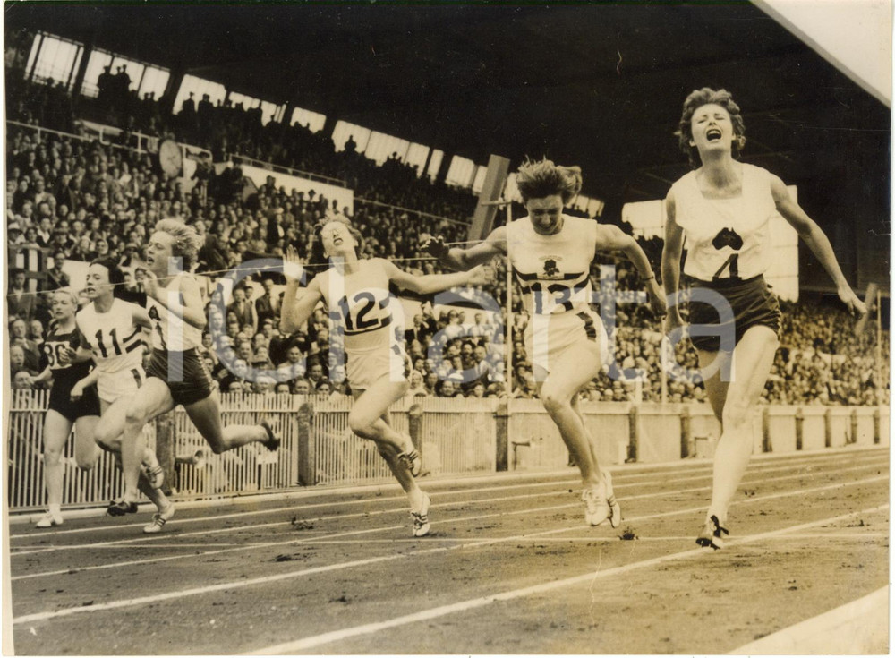 1958 CARDIFF ARMS PARK - Marlene MATHEWS Heather YOUNG Violet WESTON *Photo