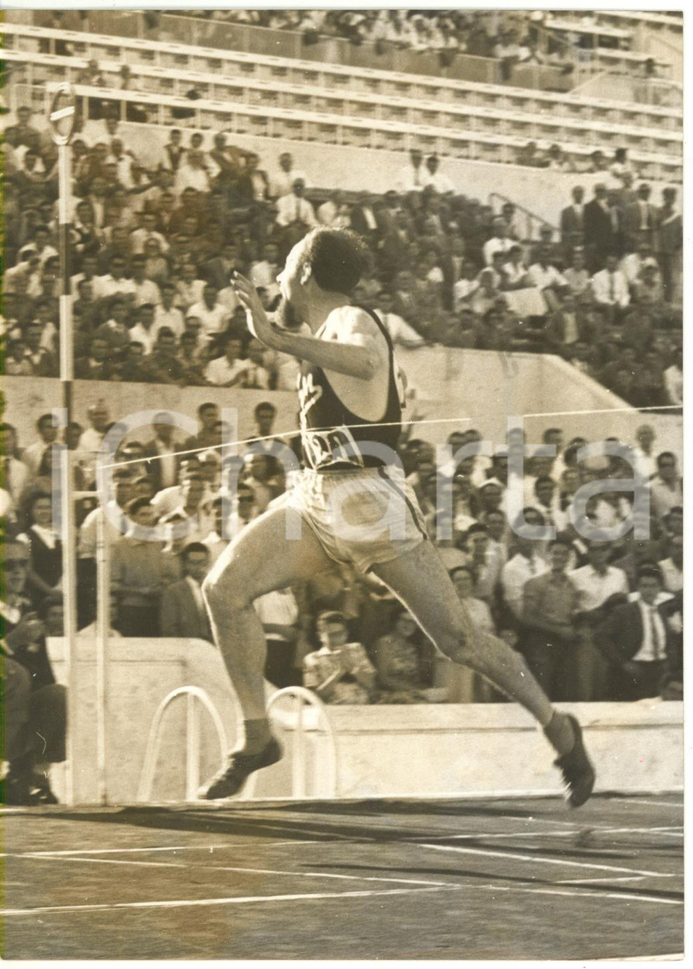 1956 ROMA FORO ITALICO - Francesco BETTELLA al traguardo dei 400 metri ostacoli