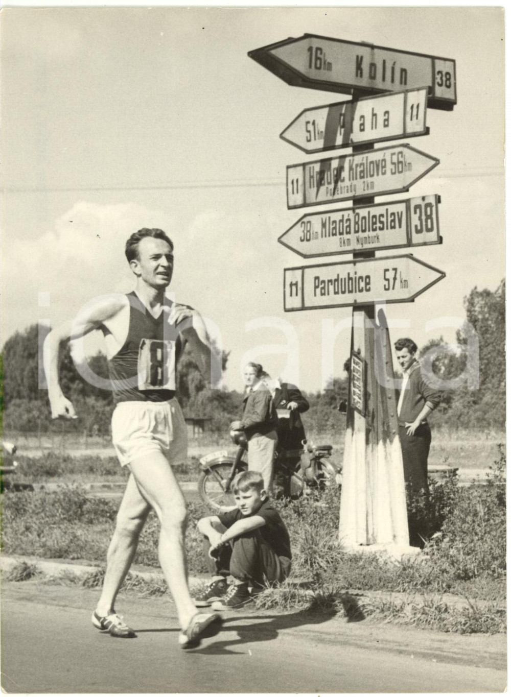 1956 CECOSLOVACCHIA Abdon PAMICH durante la 50km di marcia PRAGA-PODEBRADY
