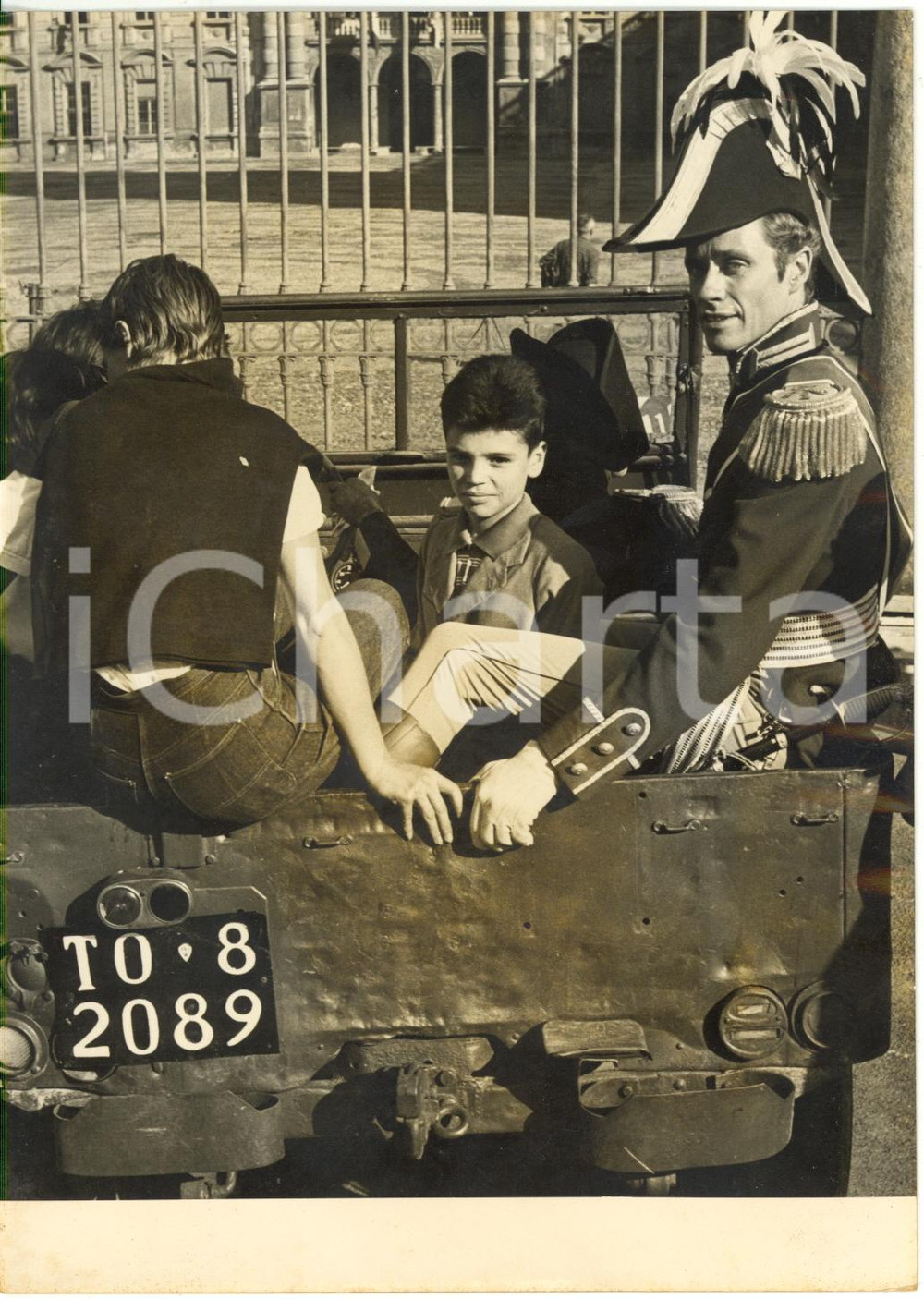 1955 TORINO Castello del Valentino - Mel FERRER sul set di "Guerra e pace" (1)