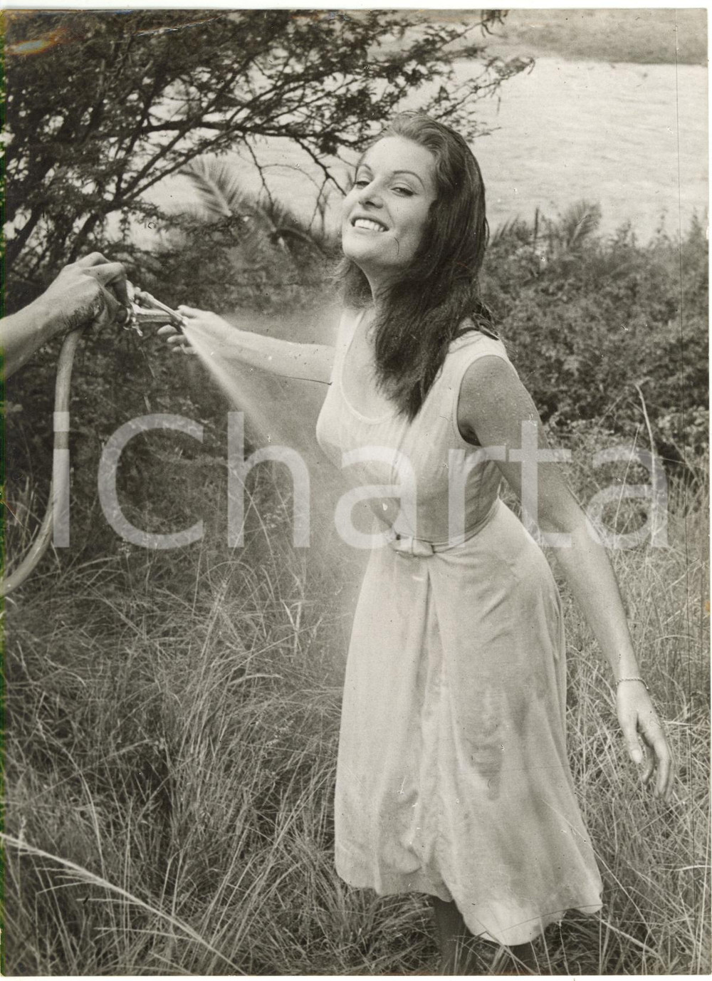 1958 SOUTH AFRICA CINEMA - Belinda LEE sul set del film "Nor the moon by night" 