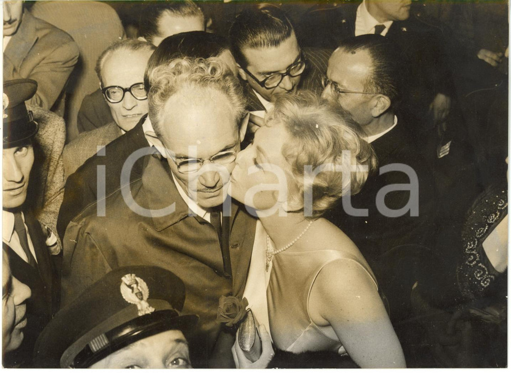 1959 MILANO - STAZIONE CENTRALE Kim NOVAK bacia il padre Joseph *Foto 18x13