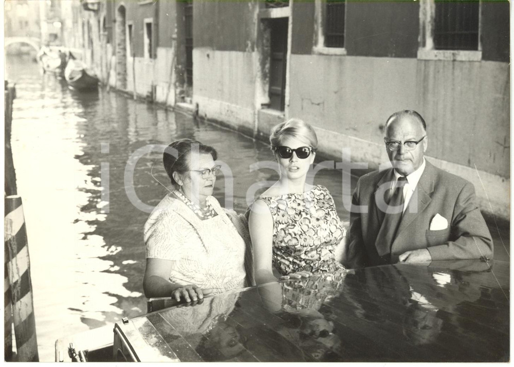 1959 VENEZIA CINEMA - Anita EKBERG con i genitori Gustav e Alva in motoscafo