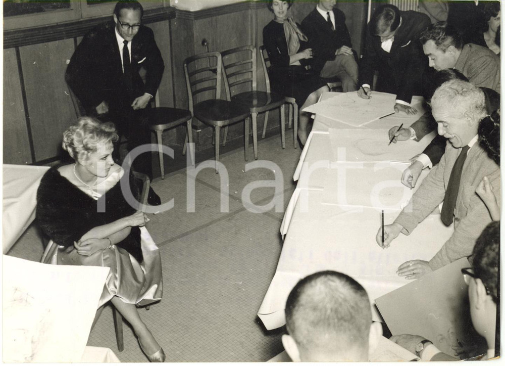 1959 MILANO - PALAZZO LITTA Kim NOVAK ritratta da alcuni pittori *Foto 18x13