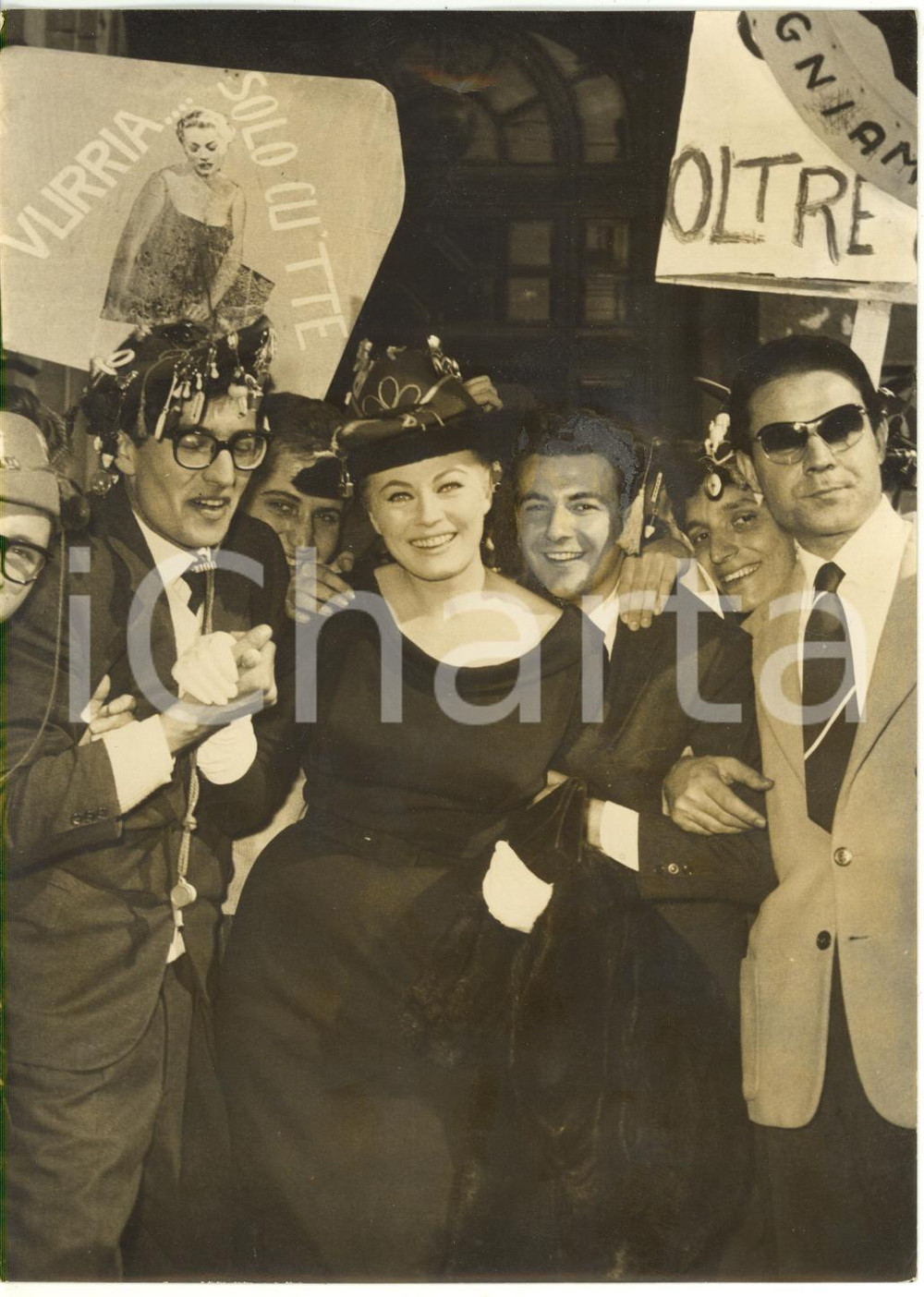 1959 ROMA - GOLIARDIA Anita EKBERG assalita dai goliardi romani - Foto