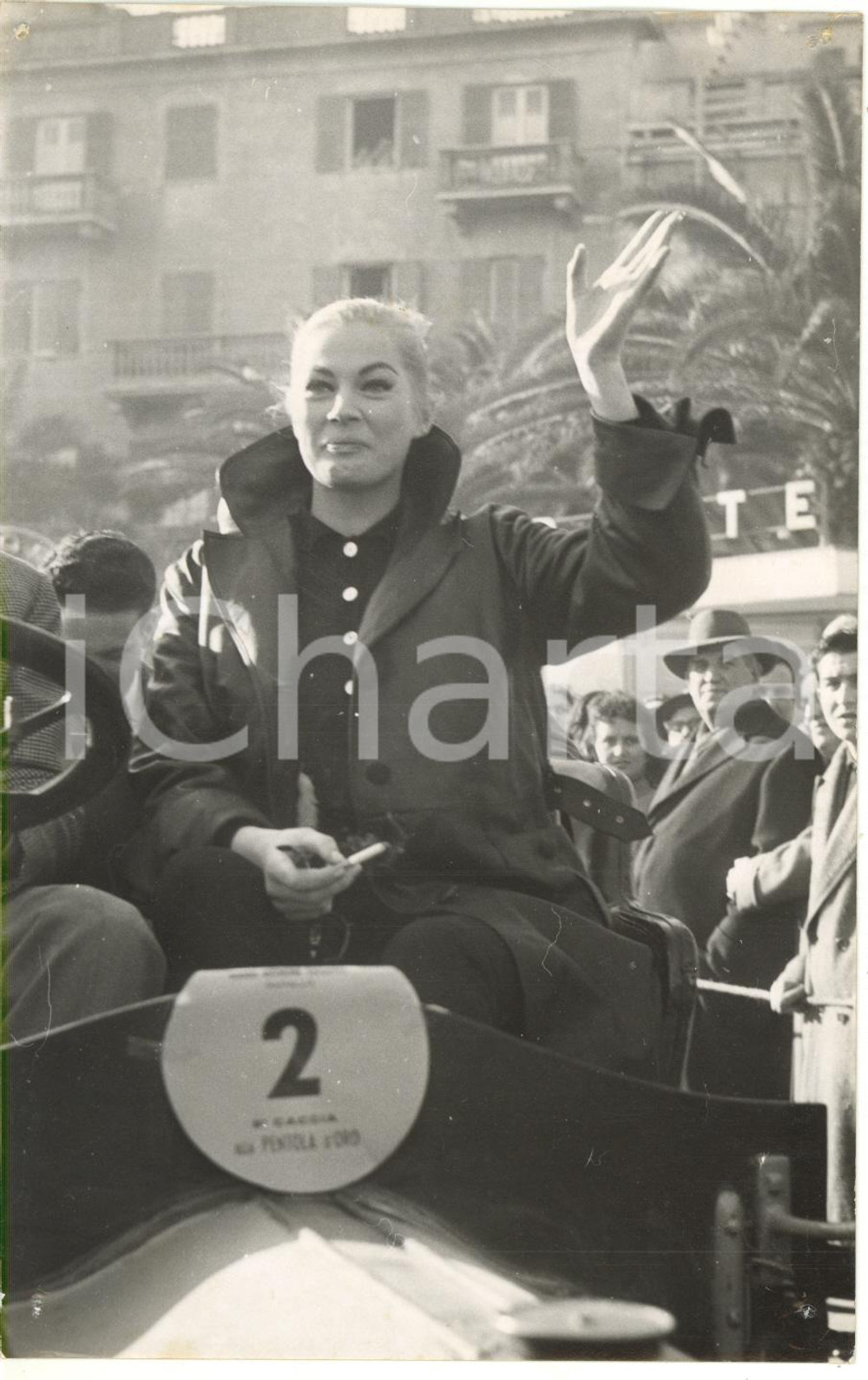 1959 CARNEVALE DI RAPALLO Caccia al tesoro - Anita EKBERG saluta la folla *Foto