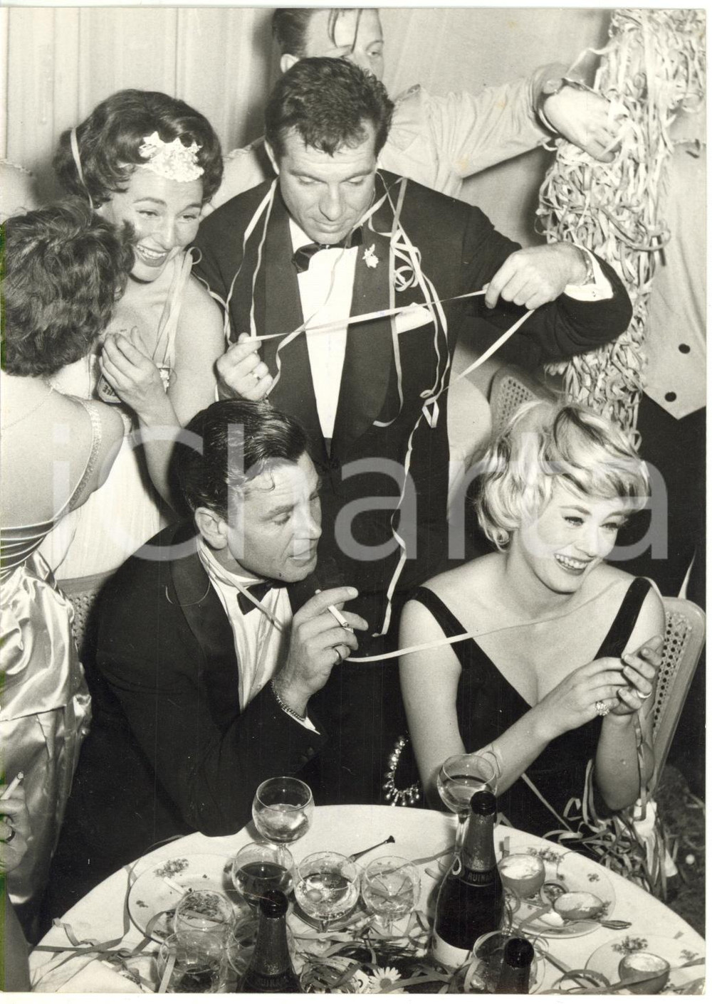 1958 SAINT-VINCENT Gala di Capodanno - Anita EKBERG e Anthony STEEL festeggiano