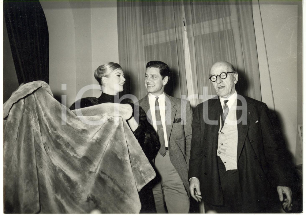 1955 ca TORINO Pellicceria RIVELLA Anita EKBERG Anthony STEEL visitano atelier 2
