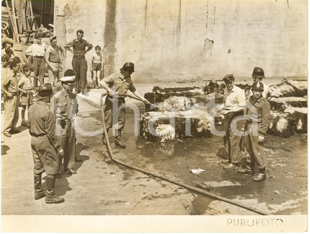 1953 GENOVA - VIGILI DEL FUOCO spengono incendio di balle di manilla (3) *Foto