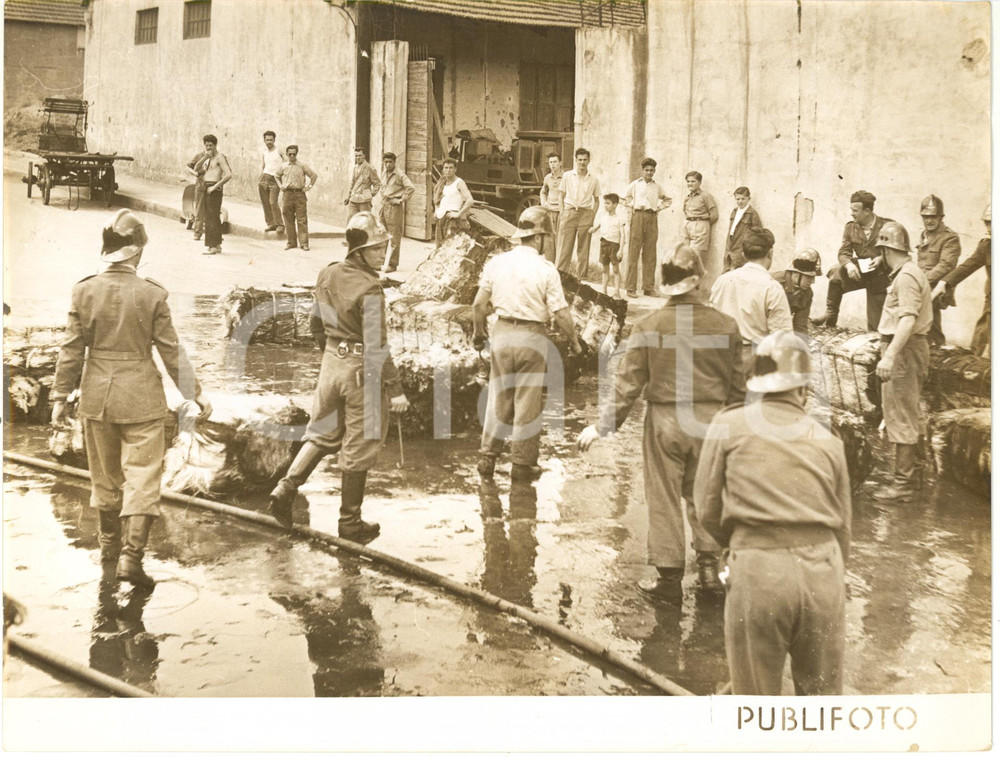 1953 GENOVA - VIGILI DEL FUOCO spengono incendio di balle di manilla (4) *Foto