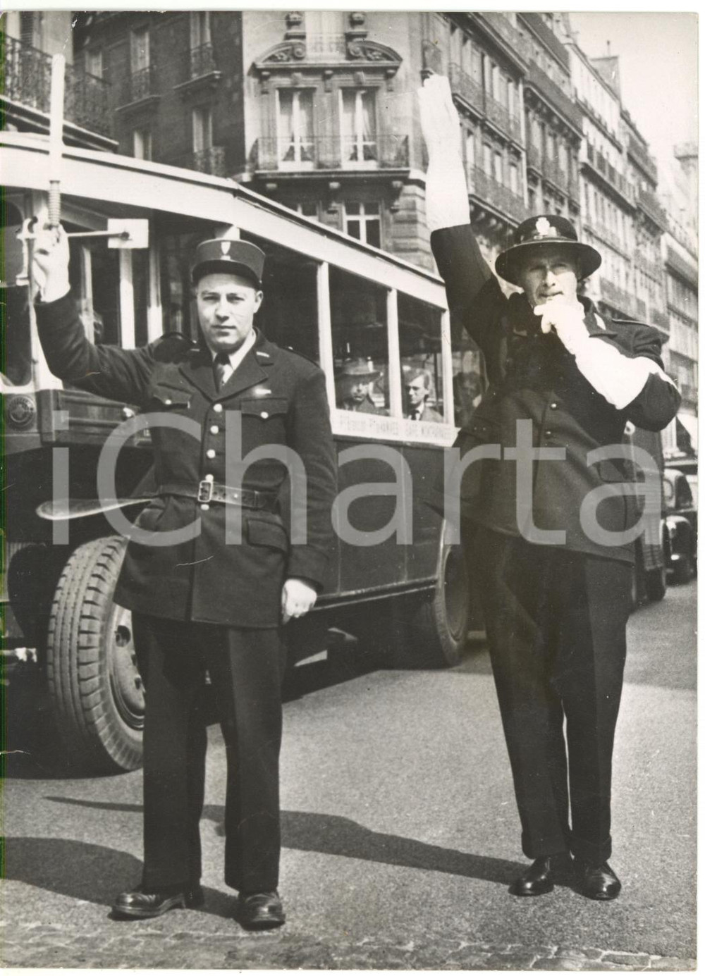 1954 PARIGI - MONTPARNASSE Pizzardone dirige traffico con vigile urbano francese