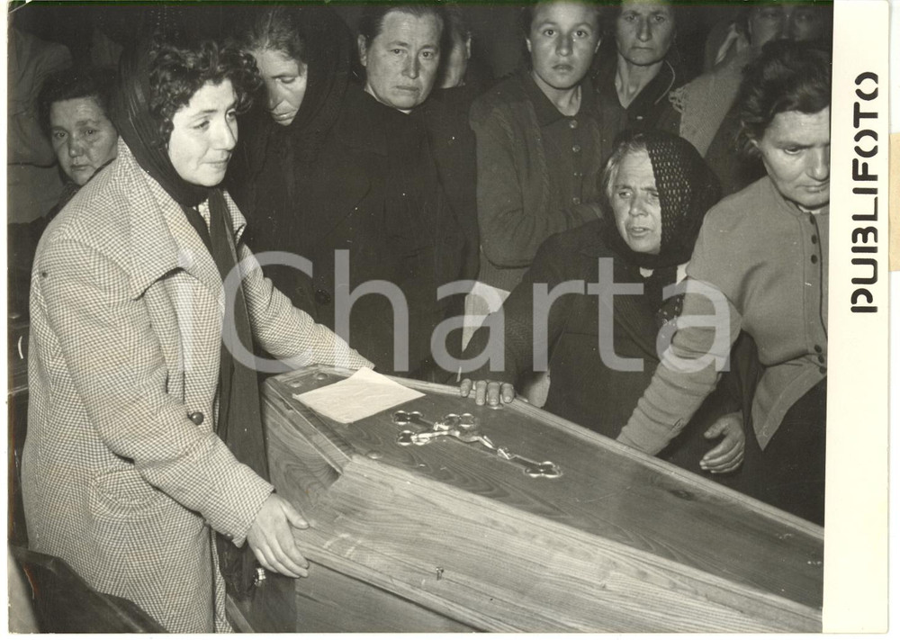 1954 DISASTRO MINERARIO DI RIBOLLA (GR) Funerali dei minatori deceduti *Foto