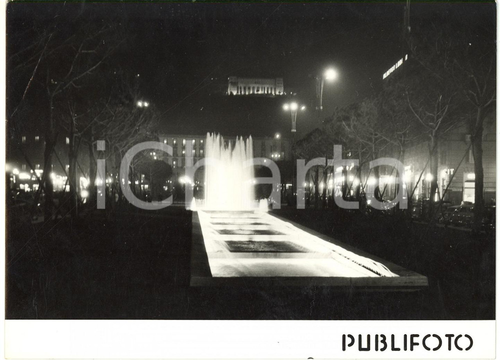 1955 NAPOLI PIAZZA MUNICIPIO Nuova fontana con Certosa San Martino sullo sfondo