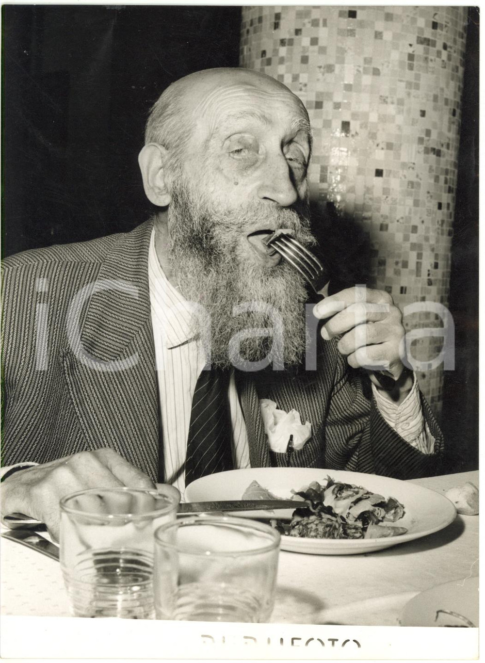 1957 MILANO Opera Cardinal FERRARI Anziano al pranzo di Ferragosto per i poveri