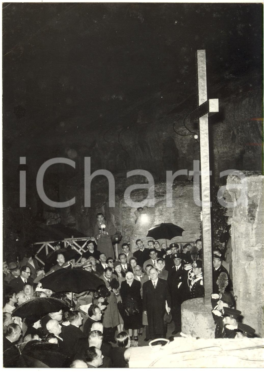 1957 ROMA Cardinale Clemente MICARA benedice croce al centro del COLOSSEO *Foto