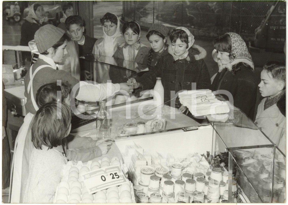 1959 RUEIL-PLAINE Bambini provano NOUVEAU FRANC nel ruolo di venditori e clienti
