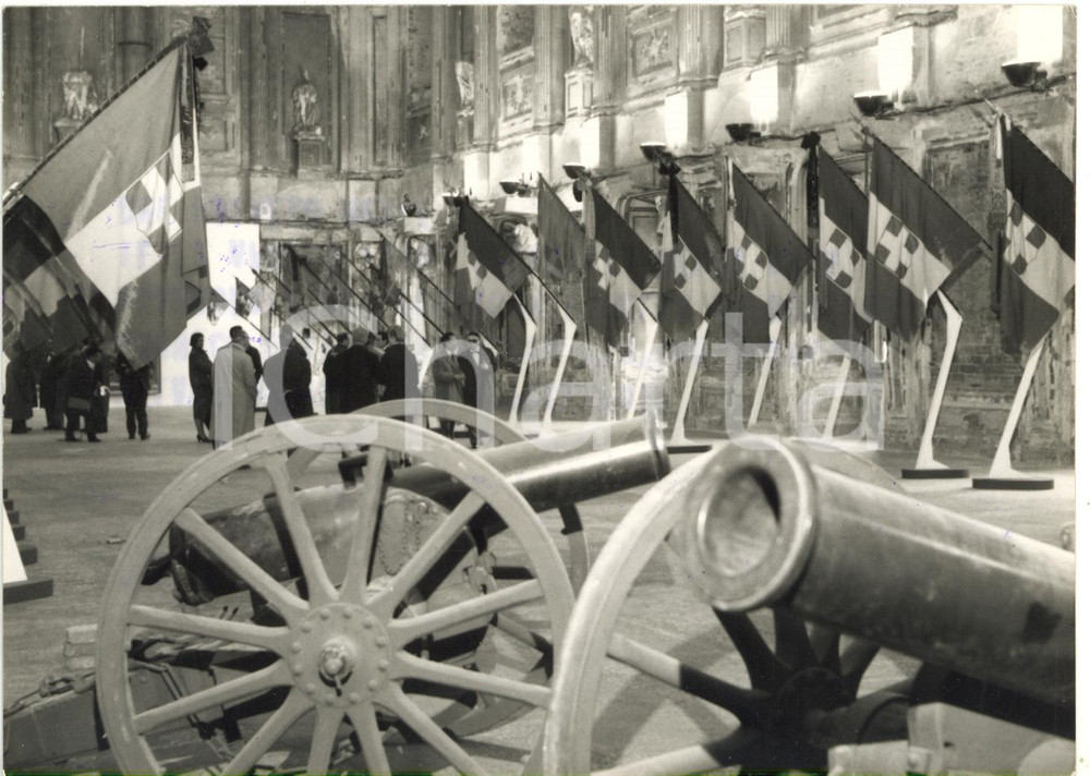 1959 MILANO PALAZZO REALE Vernissage della mostra IL CINQUANTANOVE Foto 18x13 Fotografia d'epoca con didascalia coeva al verso.  CONDIZIONI: FAIR (varie tracce di inchiostro blu) FORMATO: 18x13 cm     originale e autentica 1