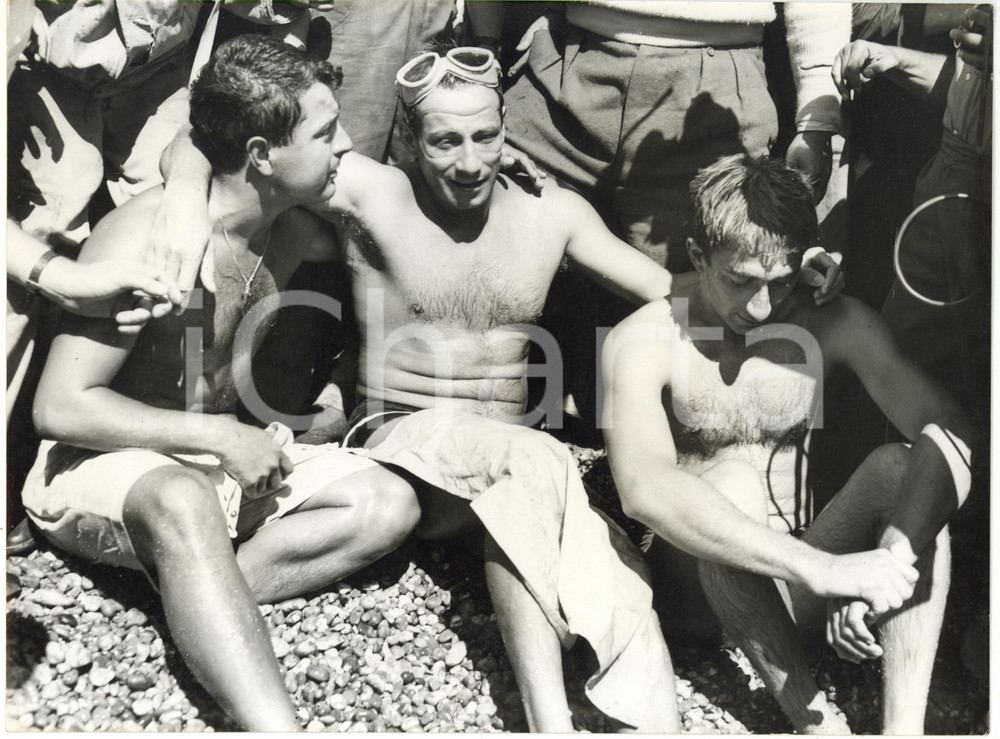 1959 FOLKESTONE - Alfredo CAMARERO winner of cross-Channel swimming race *Photo