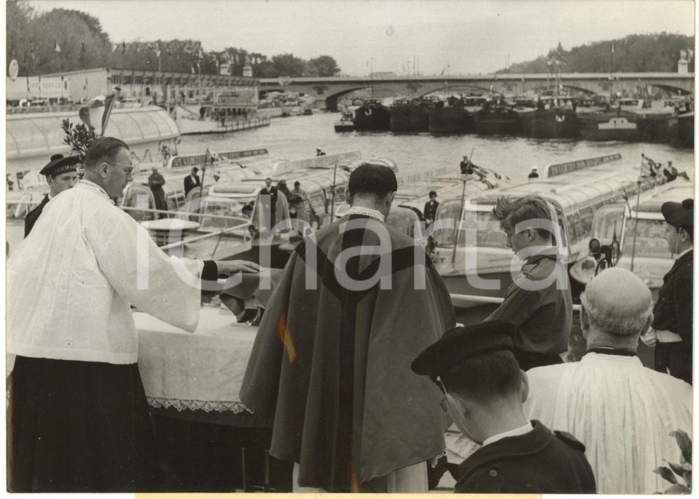 1960 PARIS - MESSE DE LA BATELLERIE devant vedettes fluviales et péniches *Photo