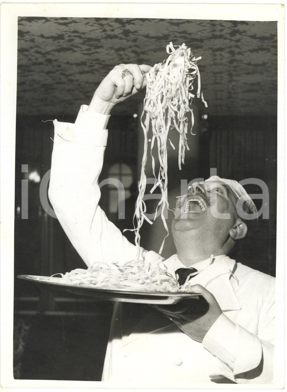 1961 LONDON - EMPRESS CLUB Armando DI LELIO assaggia Fettuccine Alfredo Ritratto