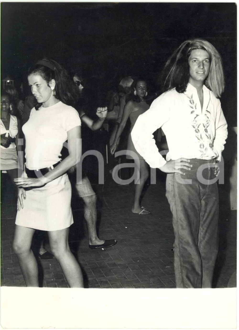 1970 ca SANTA MARGHERITA LIGURE Peppo VANINI durante festa al COVO KING'S CLUB