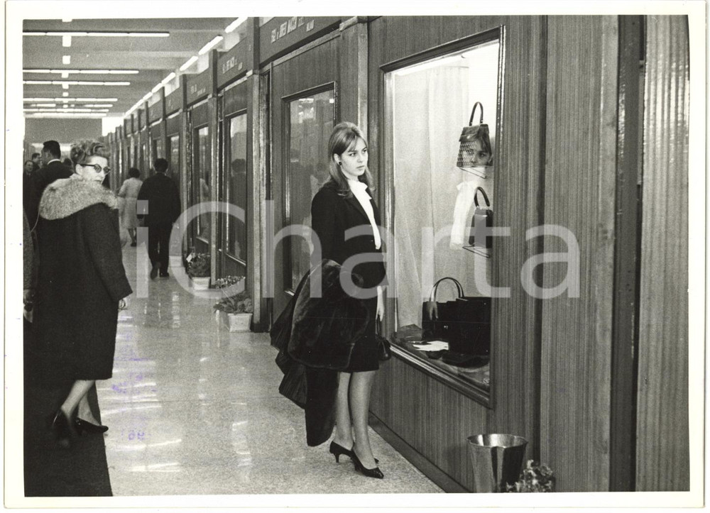 1963 FIERA MILANO - MIPEL Attrice Anna BAJ guarda vetrina di un espositore *Foto