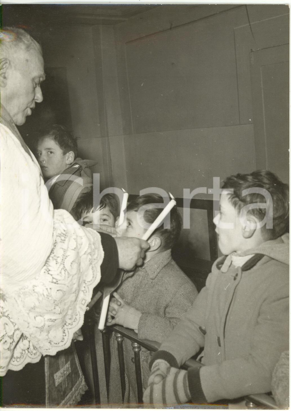 1960 ca BOLOGNA - SAN BIAGIO Bambini durante rito di benedizione della gola 