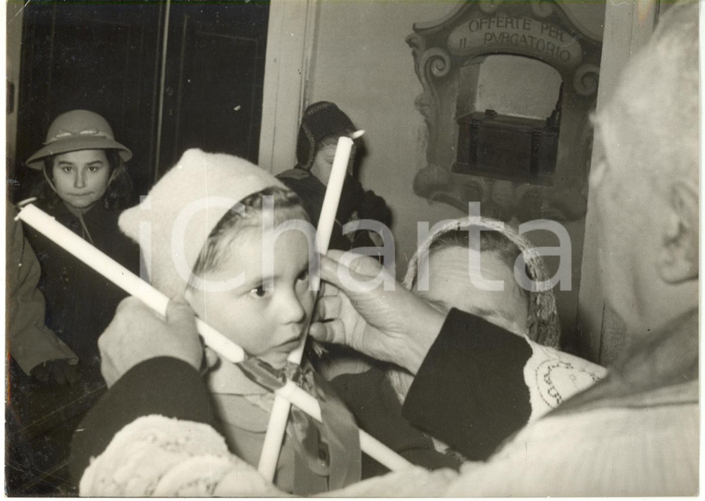 1960 ca BOLOGNA - SAN BIAGIO Bambino durante rito di benedizione della gola 