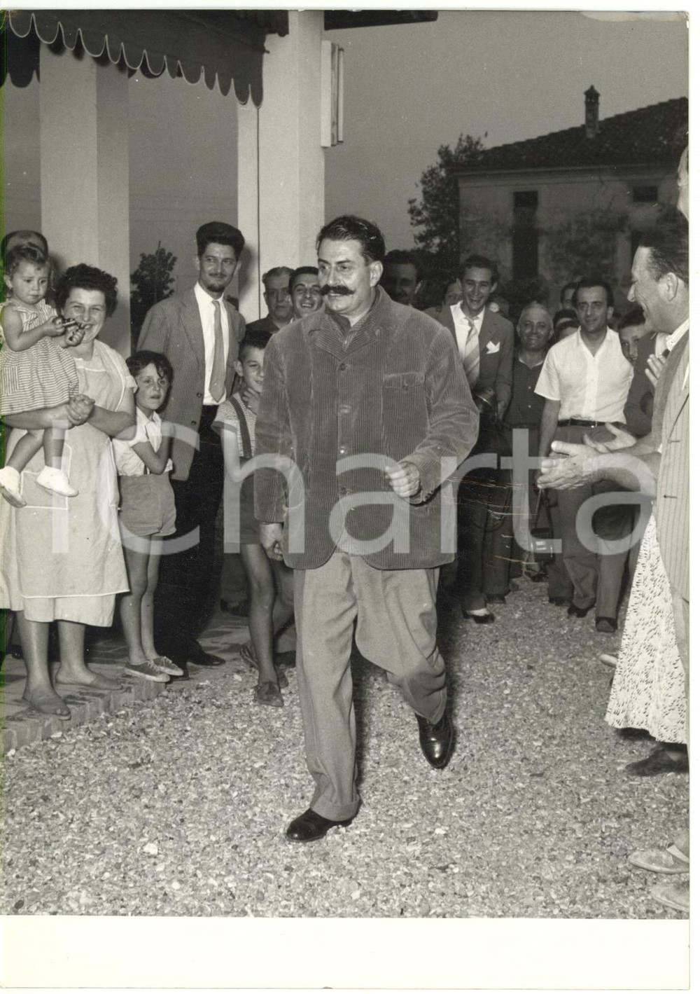 1955 RONCOLE DI BUSSETO Giovannino GUARESCHI accolto dopo uscita dal carcere (2)