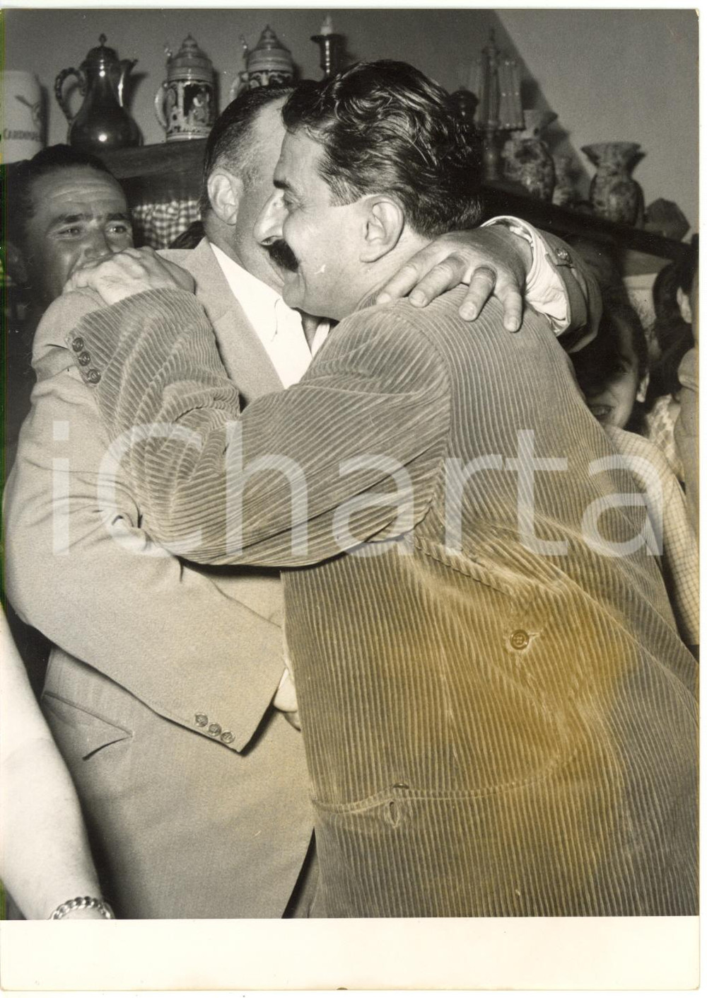 1955 RONCOLE DI BUSSETO Giovannino GUARESCHI riabbraccia amici dopo detenzione