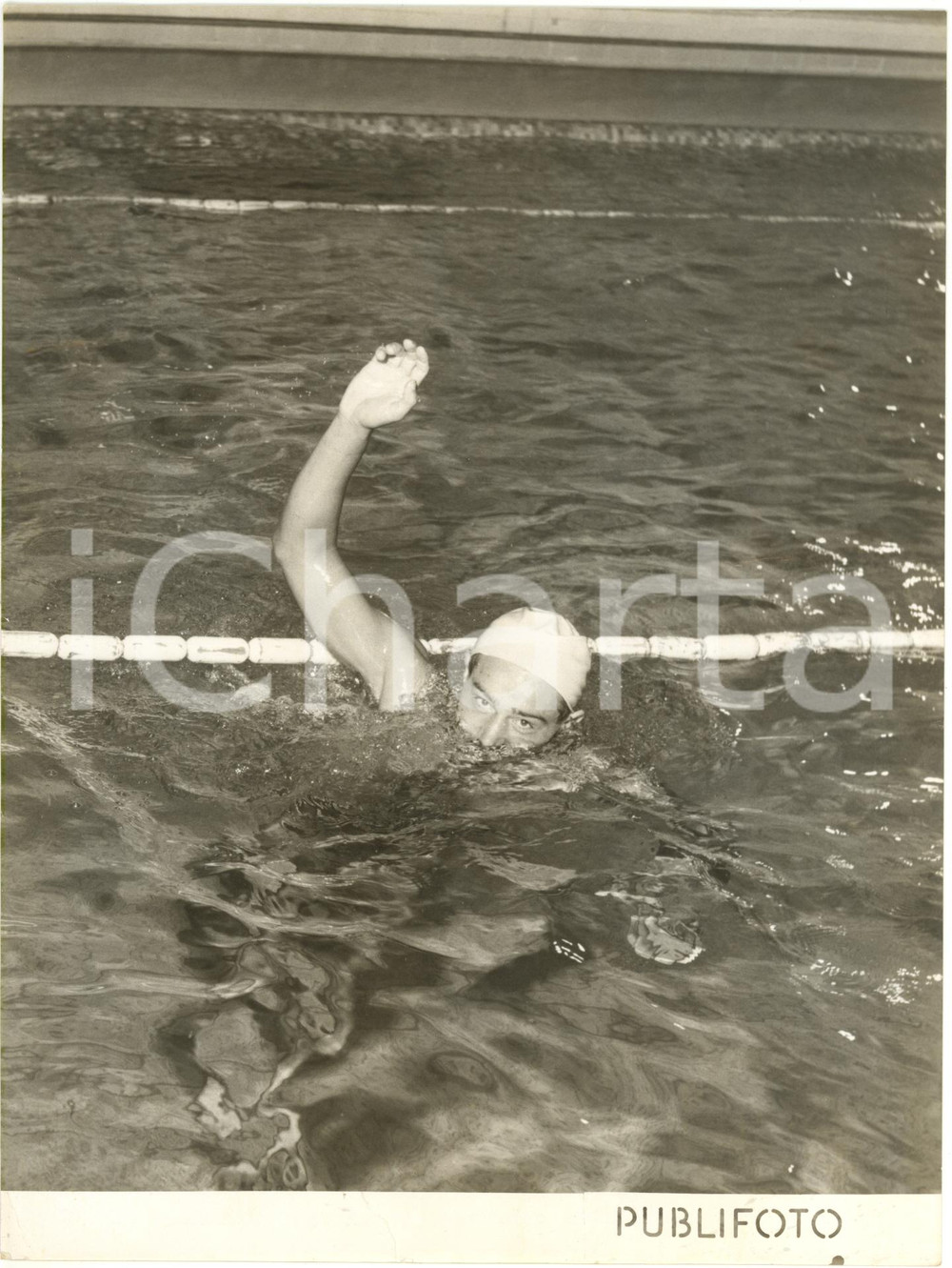 1953 GENOVA NUOTO Coppa SCARIONI - Vincitore Fausto CARDINI saluta i tifosi Foto