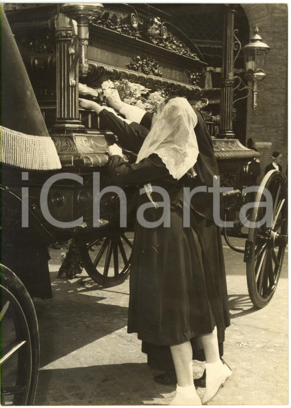 1959 ROMA Funerali scultore Pietro CANONICA - Donne recano omaggio al feretro