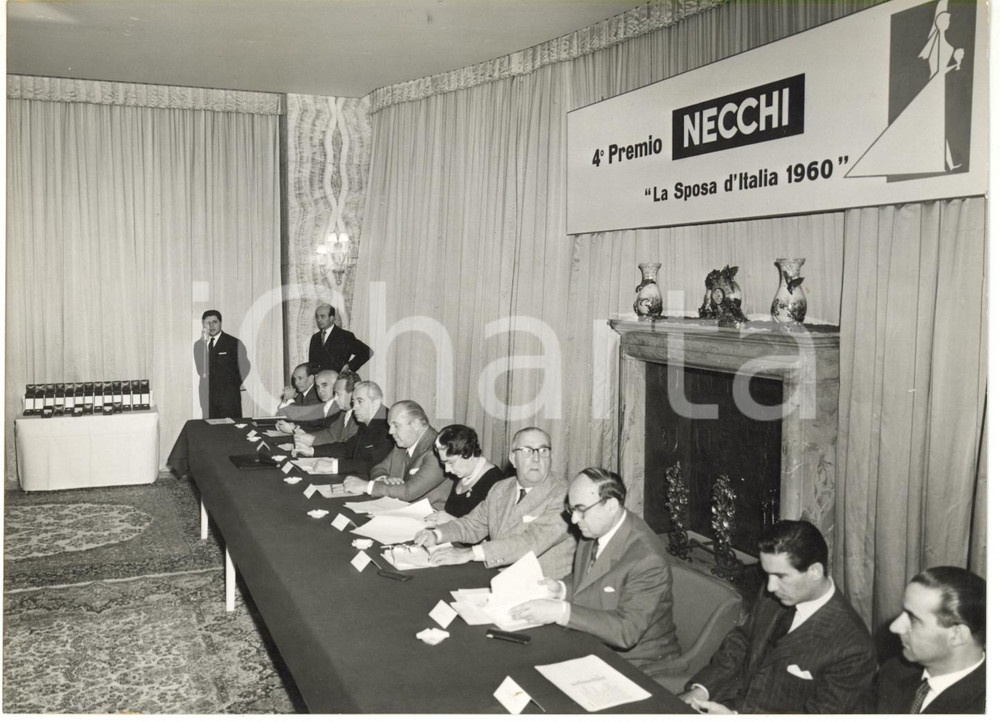 1960 MILANO Vittorio NECCHI presiede giuria "Premio NECCHI Sposa d'Italia 1960"