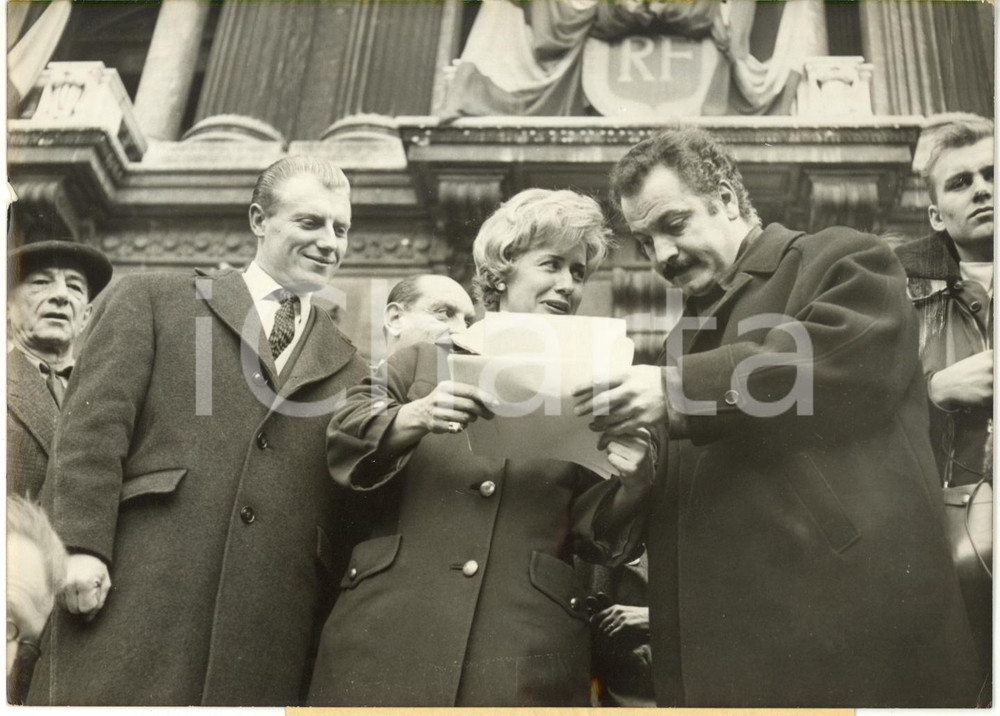 Fotografia d epoca originale 1960 PARIS Place de l OpÃ©ra  Georges BRASSENS AndrÃ© DARRIGADE Georgie VIENNET 1