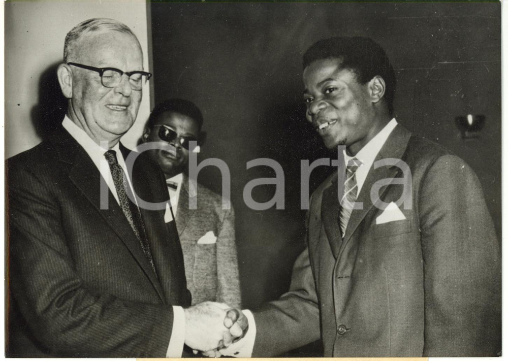1960 NEW YORK ONU Justin BOMBOKO stringe mano a Frederick BOLAND Presidente UNGA Fotografia d'epoca con didascalia coeva.  CONDIZIONI: G (lievi rigature e difetti di stampa) FORMATO: 18x13 cm     originale e autentica 1