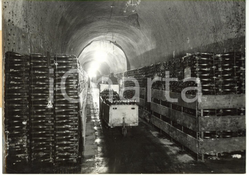 1961 ÉPERNAY (FRANCE) Une cave de CHAMPAGNE *Photo 18x13 cm