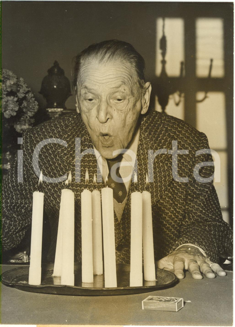 1962 NICE - William Somerset MAUGHAM spegne candele per suo 88° compleanno *Foto